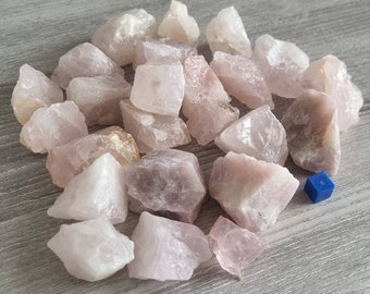 Cristallo di quarzo rosa grezzo naturale, gemma non lucidata per l'amore per se stessi e la guarigione del chakra del cuore.
