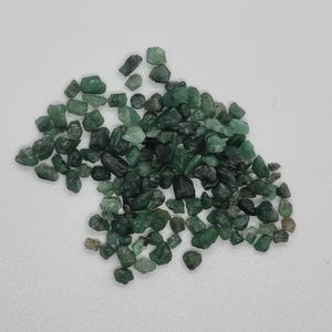 小さなザンビア産エメラルドチップ / ミックスサイズのエメラルド原石チップ / 天然エメラルド原石 / 20 カラット / 1 mm - 6 mm
