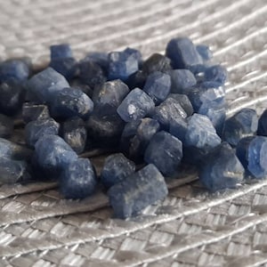 Safiras ásperas de tamanho misto / Safira natural / Safira não tratada não aquecida / Safira azul crua / 25 quilates