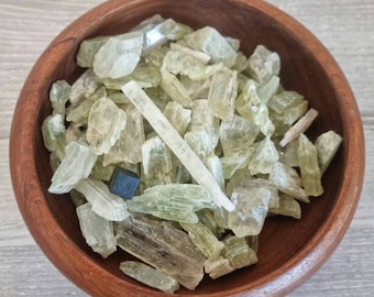 Kunzite Raw Gemstone / Natural Rough Green Kunzite Crystal / 30 Grams Green Kunzite Spodumene Hiddenite