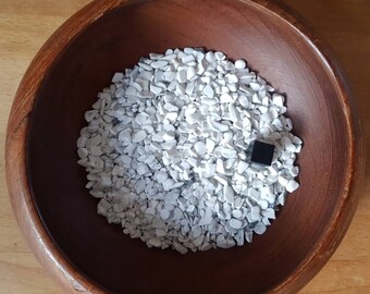 Biały howlit, niewiercone odłamki / Naturalny biały howlit, niewiercone odłamki / Małe szlifowane kamienie / 20 gramów białego howlitu