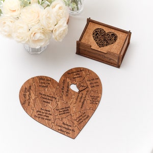 Puede incluir: Un rompecabezas de madera en forma de coraz&oacute;n con mensajes grabados sobre el amor y las relaciones. Las piezas del rompecabezas encajan para formar un coraz&oacute;n completo. El rompecabezas est&aacute; sobre una superficie blanca.