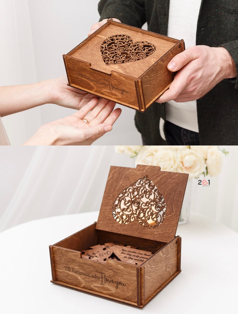 Puede incluir: Una caja de madera con un recorte en forma de coraz&oacute;n en la tapa. La caja est&aacute; abierta y contiene un conjunto de piezas de rompecabezas de madera que deletrean "28 razones por las que te amo".