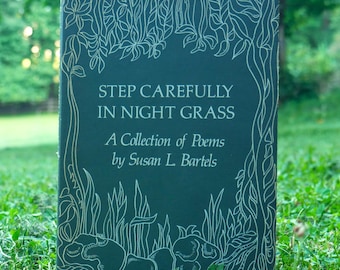 Libro de poemas de Susan L. Bartels: "Camina con cuidado entre la hierba nocturna".