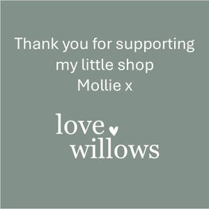 Może przedstawiać: Szałwiowe zielone tło z białym tekstem. Tekst brzmi: "Dziękuję za wspieranie mojego małego sklepu Mollie x" i "love willows". Tekst jest napisany czcionką odręczną.