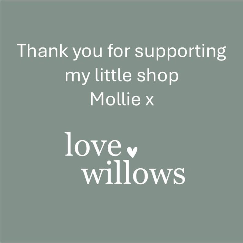 Może przedstawiać: Szałwiowe zielone tło z białym tekstem. Tekst brzmi: "Dziękuję za wspieranie mojego małego sklepu Mollie x" i "love willows". Tekst jest napisany czcionką odręczną.