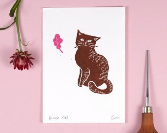 Impression linogravure chat marron, impression linogravure chat mignon, chat avec une feuille rose, chat original imprimé à la main, édition limitée, impression à la main