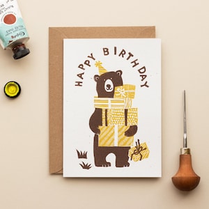Carte de linogravure d'anniversaire d'ours, carte de voeux de joyeux ours, célébration d'animal, fait main.