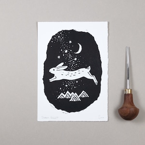 Impression linogravure Dream Rabbit, Gravure de lièvre, Linogravure lapin, Lapin avec étoiles et lune, Impression originale à la main, Impression linogravure Lapin