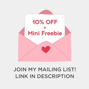 Puede incluir: Ilustraci&oacute;n de un sobre rosa con un coraz&oacute;n rojo y una tarjeta blanca que dice "10% DE DESCUENTO + Mini Regalo". Debajo, el texto dice "&iexcl;&Uacute;NETE A MI LISTA DE CORREO! ENLACE EN LA DESCRIPCI&Oacute;N."