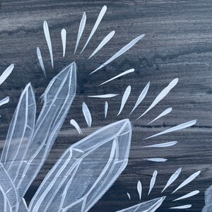 Puede incluir: Pintura abstracta que presenta formaciones de cristales blancos con l&iacute;neas radiantes sobre un fondo gris oscuro. Los cristales se representan con formas geom&eacute;tricas n&iacute;tidas, y el fondo tiene una textura de vetas de madera.