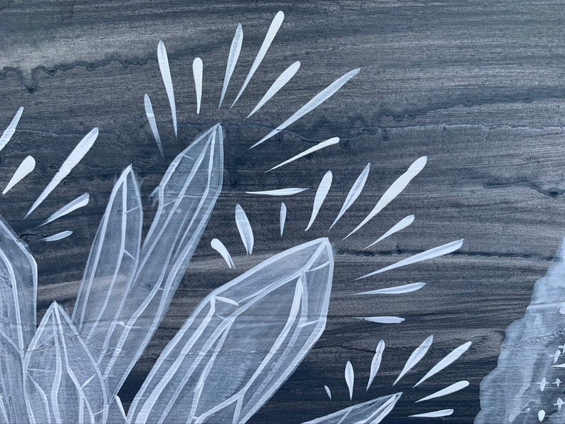 Puede incluir: Pintura abstracta que presenta formaciones de cristales blancos con l&iacute;neas radiantes sobre un fondo gris oscuro. Los cristales se representan con formas geom&eacute;tricas n&iacute;tidas, y el fondo tiene una textura de vetas de madera.