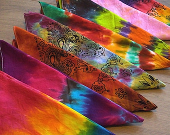 Peut inclure: Une collection de bandanas triangulaires présentant des motifs tie-dye vibrants dans diverses combinaisons de couleurs. Chaque pièce de tissu affiche un imprimé cachemire noir distinct, avec des bords pliés et des coutures visibles.