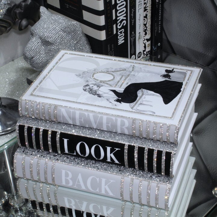 Favourite books ✨🖤  Livres de mode, Créateur de mode, Chanel decoration