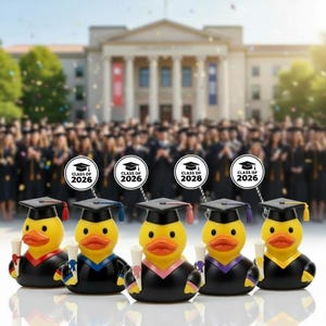Könnte beinhalten: Fünf gelbe Gummienten in Abschlusskleidung, darunter schwarze Roben und Hüte, die Diplome halten. Jede Ente hat eine andersfarbige Quaste und einen andersfarbigen Besatz. Über jeder Ente befindet sich ein Schild mit der Aufschrift "Class of 2026".