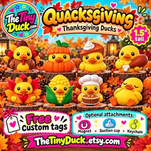Pode incluir: Uma coleção de oito figuras de patos amarelos com tema de Ação de Graças, incluindo patos vestidos de peru, abóbora, torta e milho. Cada pato tem 3,8 cm de altura. O texto inclui Quacksgiving, TheTinyDuck.com e Free custom tags.