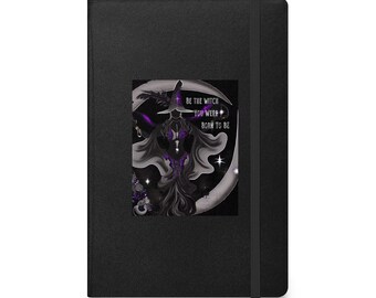 Könnte beinhalten: Schwarzes Notizbuch mit einer lila und schwarzen Illustration einer Hexe mit dem Text "Be the witch you were born to be".
