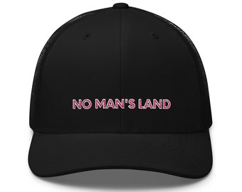 Può includere: Cappellino da camionista nero con un design ricamato rosa che dice "NO MAN'S LAND".