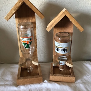 Comedero para pájaros: Alimentación por gravedad, diseño de botella.