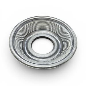 Op de afbeelding: Een cirkelvormige, zilverkleurige metalen ring met een holle, komvormige structuur, voorzien van een reeks concentrische, geribbelde groeven die vanuit de centrale opening naar de buitenste, gladde en afgeronde rand lopen.