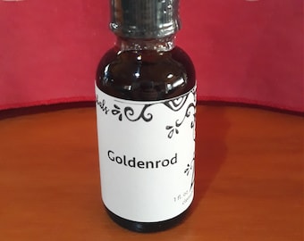 Puede incluir: Una pequeña botella de vidrio con un cuentagotas negro, llena de un líquido ámbar oscuro. La etiqueta dice "Goldenrod" con adornos decorativos. La botella es de 30 ml.