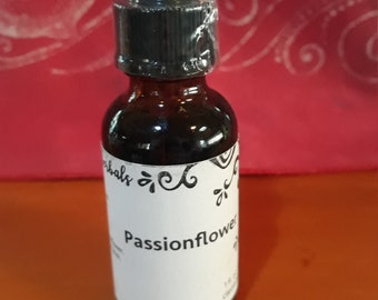 Peut inclure: Une petite bouteille en verre brun avec un compte-gouttes noir et une étiquette blanche sur laquelle est inscrit "Passionflower" avec un motif en spirale décoratif.