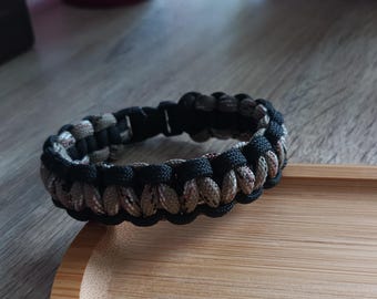 Paracord bracelet