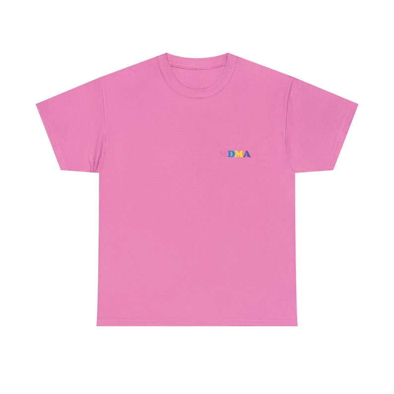 Op de afbeelding: Roze T-shirt met korte mouwen met het woord "DMA" geborduurd op de borst in kleurrijke letters.