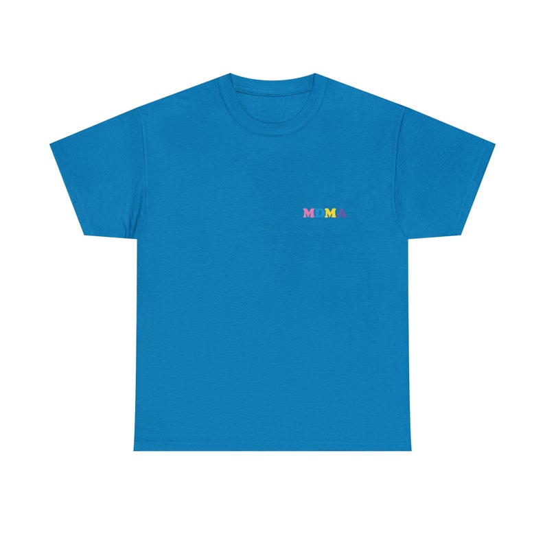 Op de afbeelding: Een felblauw t-shirt met het woord "MOMA" geborduurd op de voorkant in kleurrijke letters.