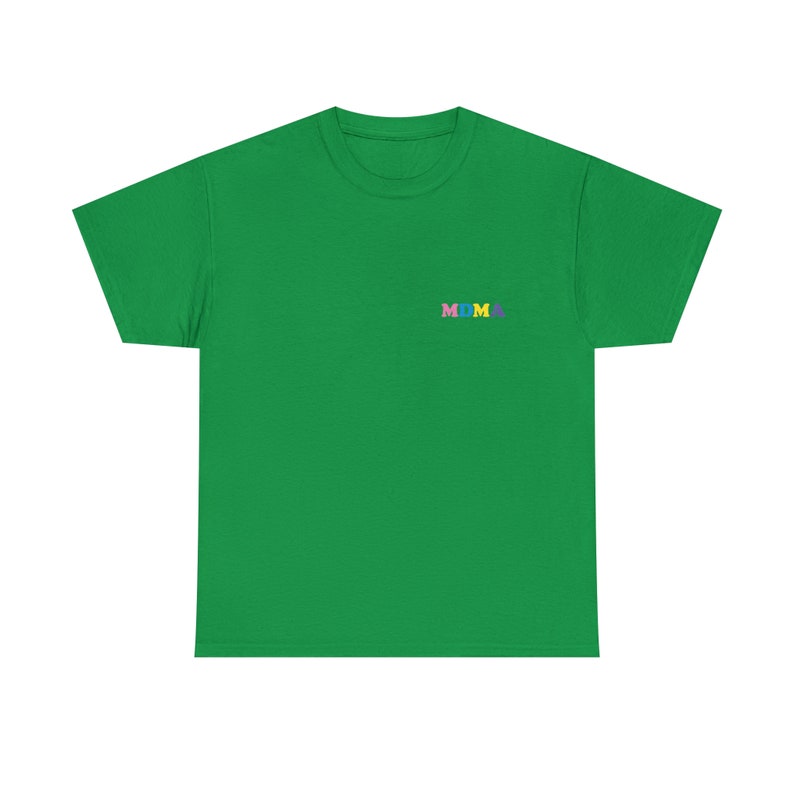Op de afbeelding: Een groen T-shirt met korte mouwen met het woord "MOMA" geborduurd op de borst in kleurrijke letters.