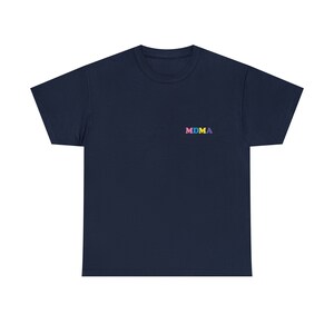 Op de afbeelding: Een marineblauw t-shirt met het woord "MDMA" geborduurd op de voorkant in regenboogkleuren.