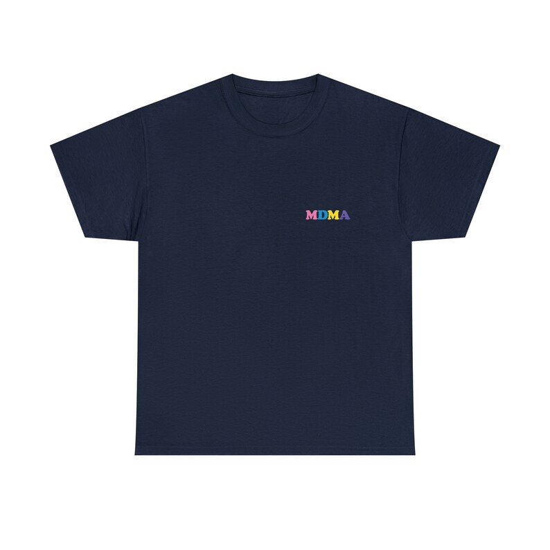 Op de afbeelding: Een marineblauw t-shirt met het woord "MDMA" geborduurd op de voorkant in regenboogkleuren.