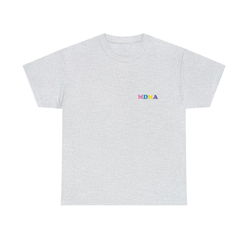 Op de afbeelding: Een grijs t-shirt met het woord "MDMA" geborduurd op de voorkant in kleurrijke letters. De letters zijn roze, geel, blauw en groen.