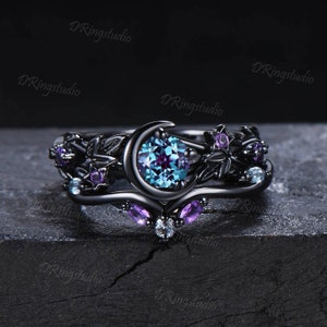 Anillo de compromiso con diseño de luna y estrella en oro negro, estilo gótico, con hojas negras y vid, y conjunto de anillos de boda con alejandrita. Anillo de bruja negro y conjunto de anillos de novia con amatista.