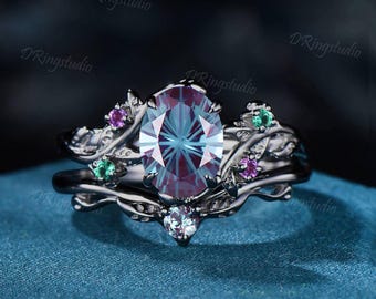 Anillo de compromiso de oro negro con alejandrita ovalada talla fuegos artificiales, anillo inspirado en la naturaleza con diseño de ramas y amatistas.