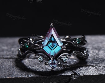 Gotycki zestaw pierścionków z aleksandrytem w szlifie latawca, pierścionek zaręczynowy z aleksandrytem w szlifie latawca, zestaw ślubny z czarnego złota z gałązką winorośli, prezent na zaręczyny