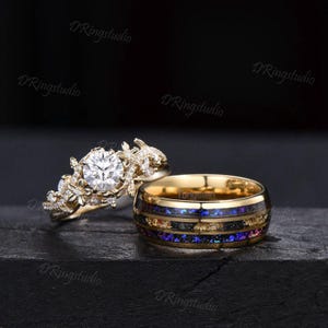 Vintage 1ct Round Moissanite Couple Ring Set Gold Foil Tungsten Mens Ring 14k Solid Gold Floral Engagement Ring His and Hers Wedding Band