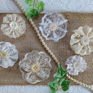 Bloemen kant met knoop in het midden