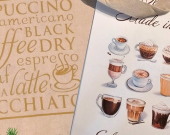 Peut inclure: Un sac en tissu beige avec du texte doré listant des types de café comme CAPPUCCINO et ESPRESSO à côté d'un calendrier blanc 2024 avec des illustrations à l'aquarelle de divers cafés et le texte Made in Italy et Calendario 2024.
