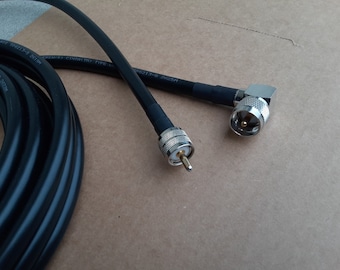 Op de afbeelding: Een zwarte coaxiale kabel met twee zilveren F-connectoren. Eén connector is recht en de andere is een 90 graden bocht.