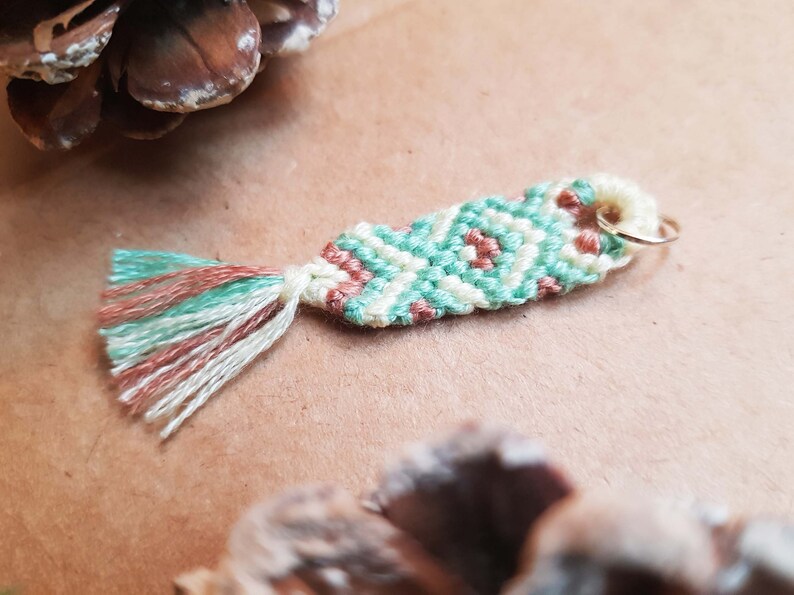 Macrame keychain with diamond pattern multicolored handmade tassel tassel yellow, green, pink