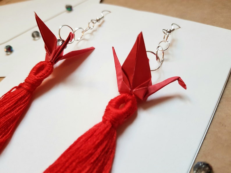 Red Valentine/'s Day earrings with cranes and tassel in folding card