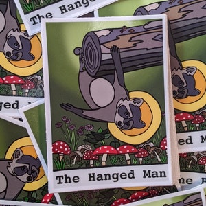 wasbeer TAROT!  TRASH PANDA Originele kunststicker Wasbeer Tarot De Gehangene Cottagecore natuurliefhebber vinyl waterdichte verzamelobjecten