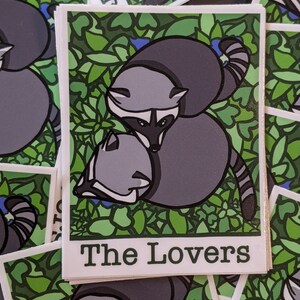 ¡TAROT mapache! The Lovers TRASH PANDA Original Art Sticker cottagecore nature lover vinilo impermeable coleccionables
