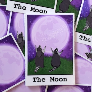 procione TAROCCHI! TRASH PANDA Adesivo originale Raccoon Tarot The Moon. Vinile impermeabile da collezione cottagecore amante della natura