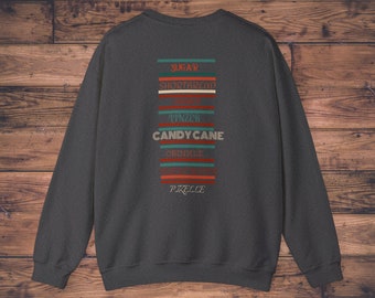 Könnte beinhalten: Dunkelgraues Sweatshirt mit einem Aufdruck auf der Rückseite. Der Aufdruck zeigt die Wörter "SUGAR", "SHORTBREAD", "LINZER", "CANDY CANE", "CRINKLE" und "PIZELLE" in vertikaler Anordnung. Der Text ist in Rot, Grün und Weiß gehalten.