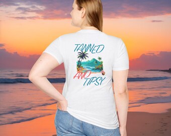 Gebräuntes und beschwipstes Unisex Softstyle T-Shirt für Beach Vacay und Kreuzfahrt, lustiges Sommer-T-Shirt, Strandliebhaber Geschenk, Urlaub, Ocean Vibes Top