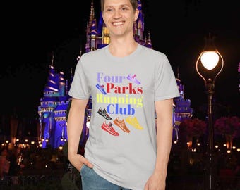 Könnte beinhalten: Ein hellgraues T-Shirt mit dem Text "Four Parks Running Club" und einer Grafik von vier bunten Laufschuhen.