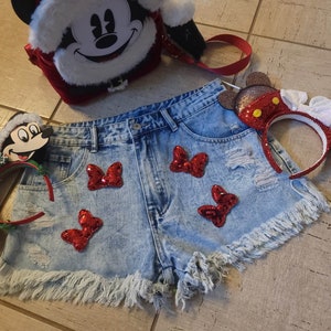Zauberhafte Rote Pailletten Schleife Raw Saum Denim Shorts