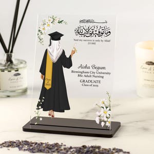 Muslim Female Graduation Gift, Personalised Graduation Gift for Her, Islamic Gift for Her, Class of Any YEAR Daisy Clear Acrylic Plaque